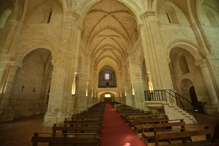 Tres naves de la iglesia del monasterio de la Espina